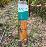 Un individu mal intentionné a dévissé les plaquettes de sponsoring fixées sur les poteaux le long du parcours.